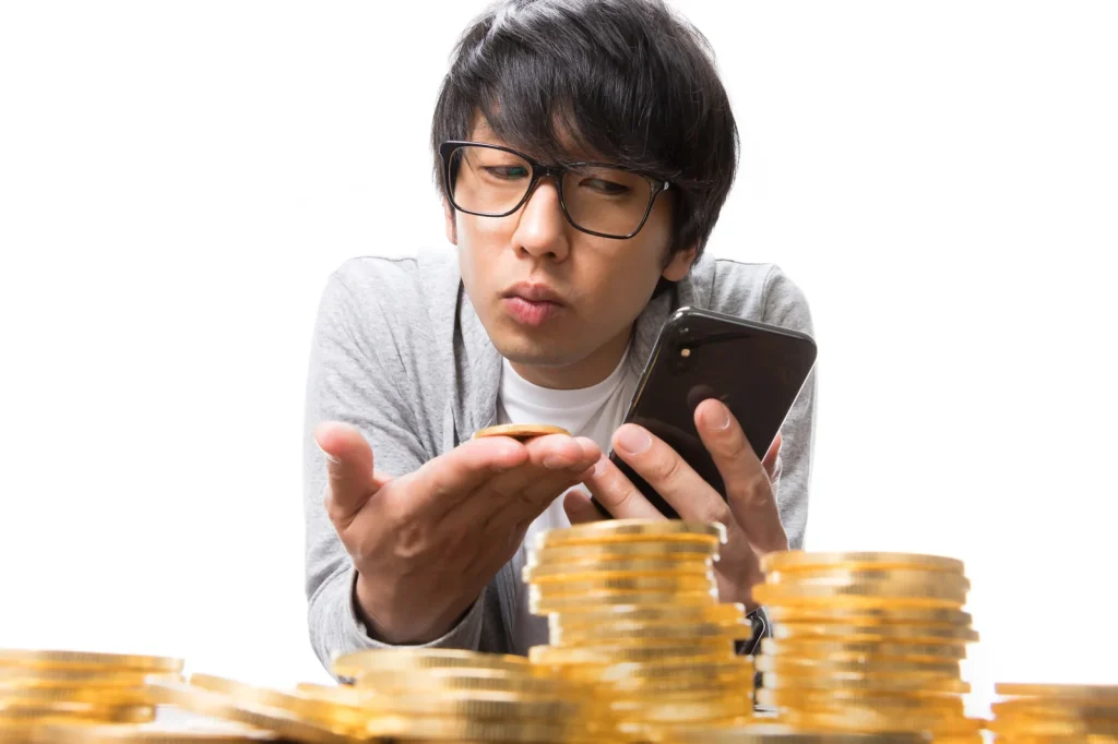 料金を検討している男性
