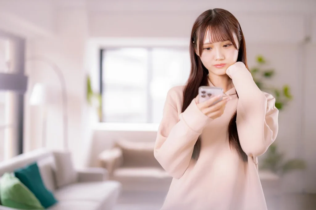 サービスを比較している女性