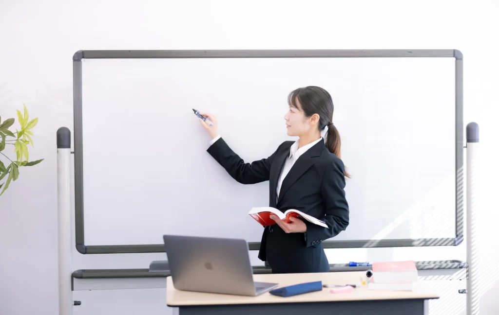 結論を導く女性