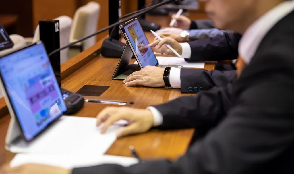 資料を表示する男性