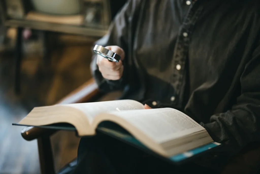 読書している男性