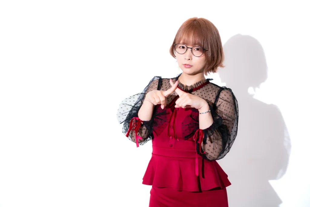 バッテンを表現する女性