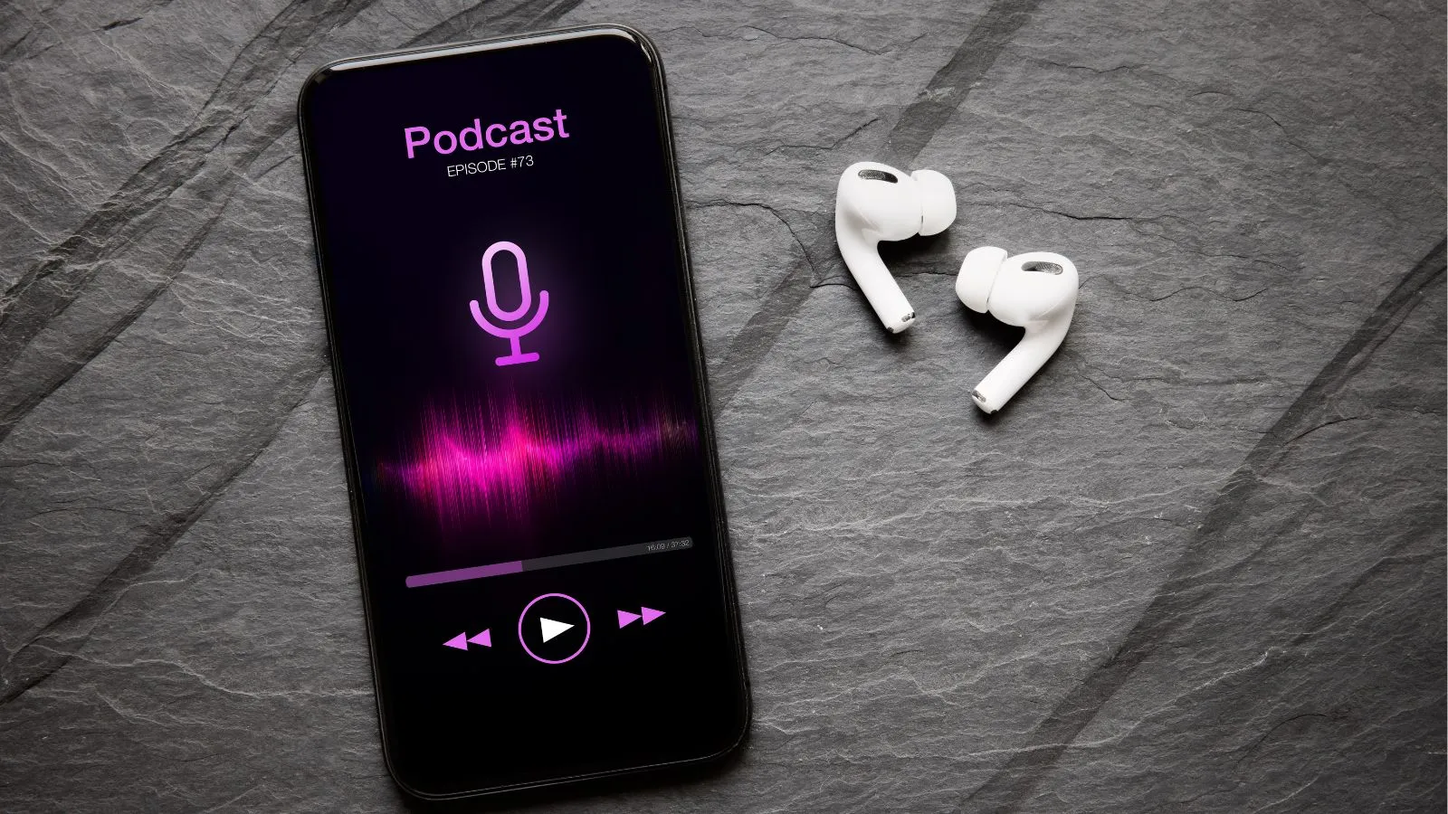  podcastを聴くスマホとイヤホン