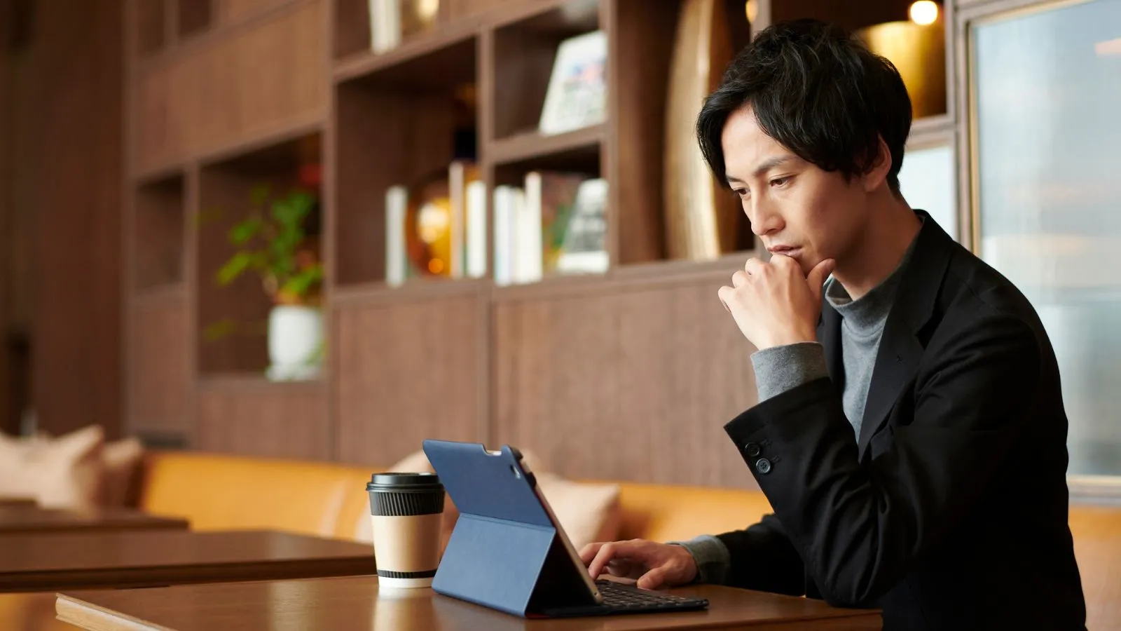 Kindle Unlimitedで読書する人