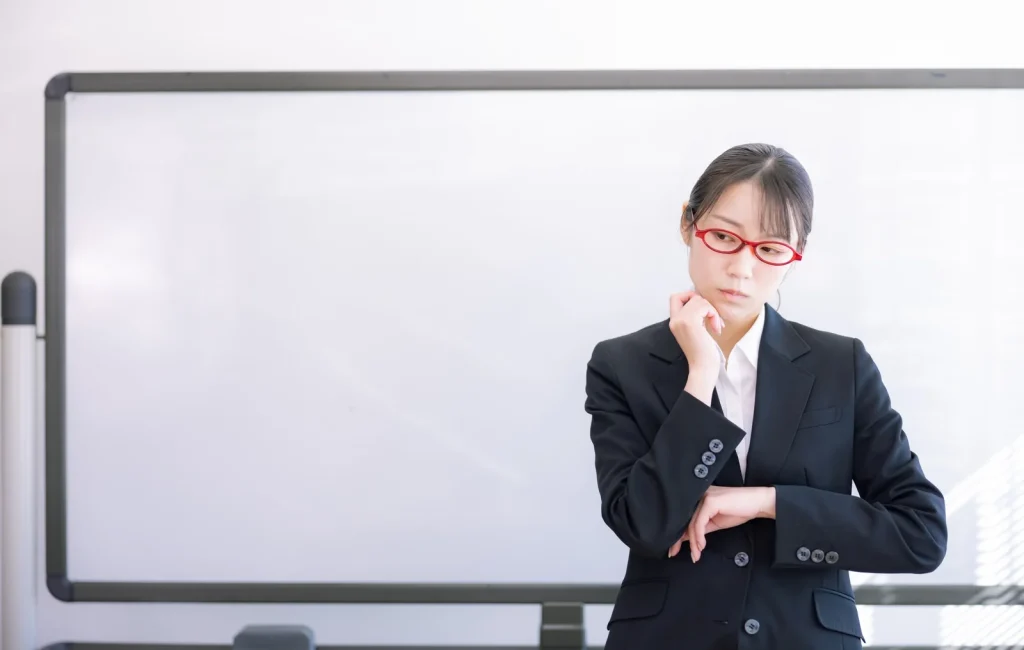 【シーライクス】ホワイトボード前で悩む女性