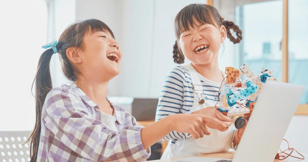 ロボットを作って喜ぶ女の子の画像