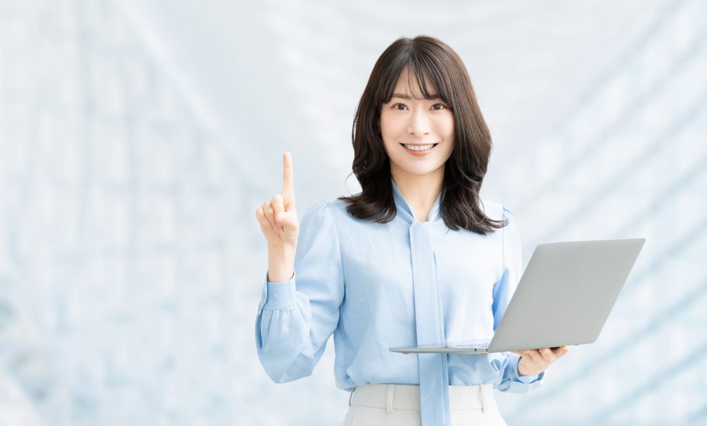 生成AI活用セミナーの注意点を女性が指で表す画像