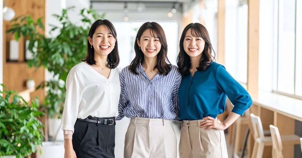 シーライクスでスキルを身につけ、自信をもって活躍する3人の女性。明るい空間で笑顔を見せながら並ぶ姿から、受講後の前向きな変化や成功を感じさせるイメージ写真。