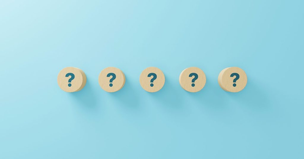 いくつかの疑問があることを連想させる、5つのはてなマークのブロックが並ぶビジュアル。