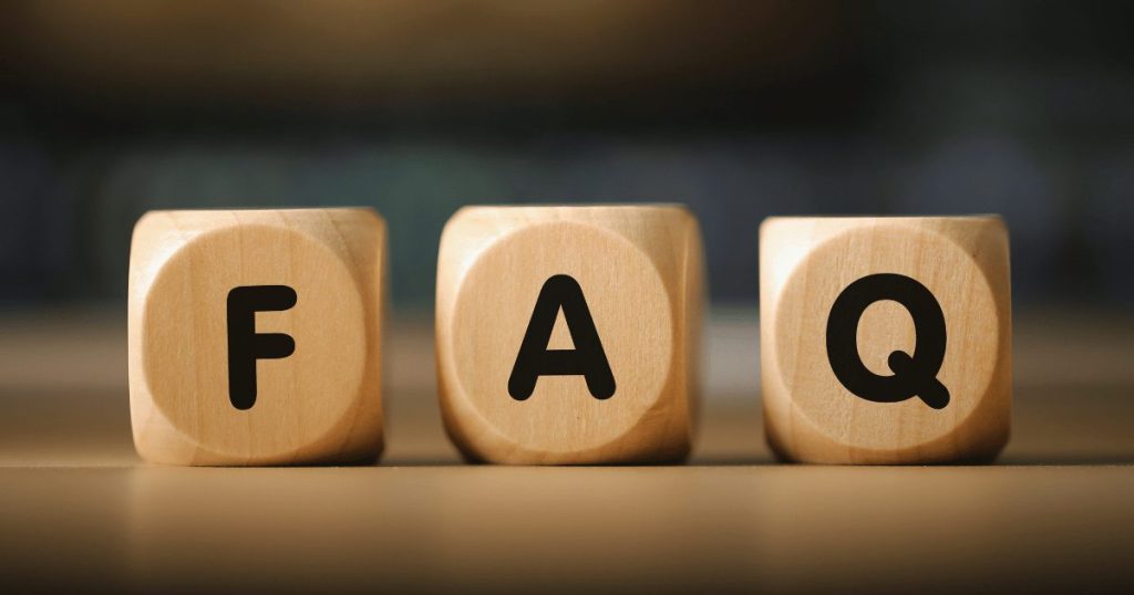 FAQと書かれた木のブロック