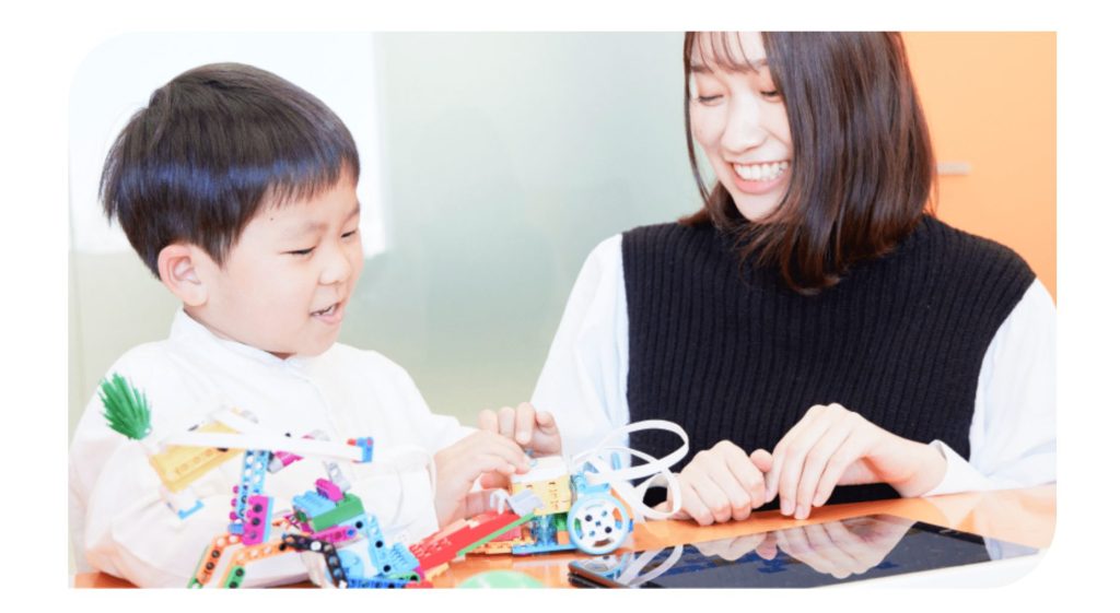 ロボットプログラミングをする親子