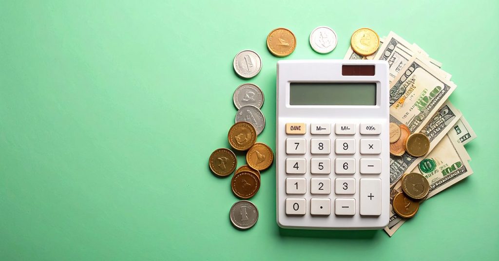 電卓とコイン、お札が置かれたビジュアル。