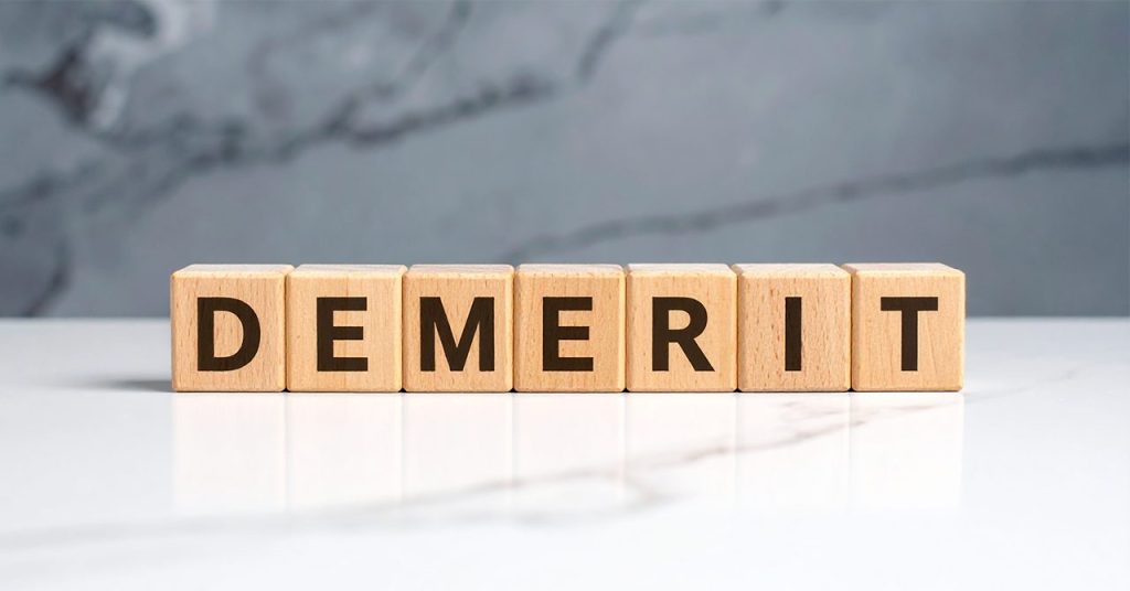 「DEMERIT」と入った木のブロックのビジュアル。