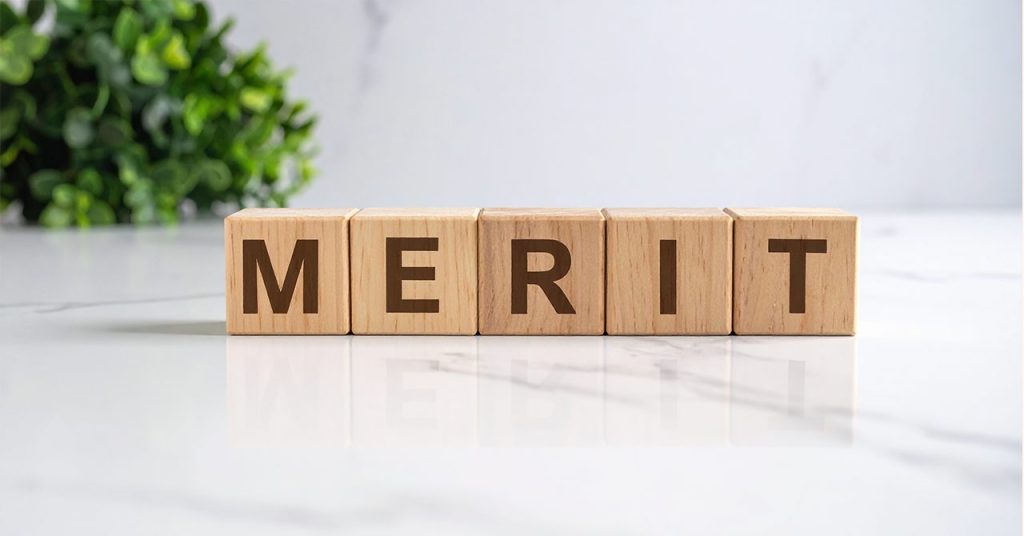 「MERIT」と入った木のブロックのビジュアル。