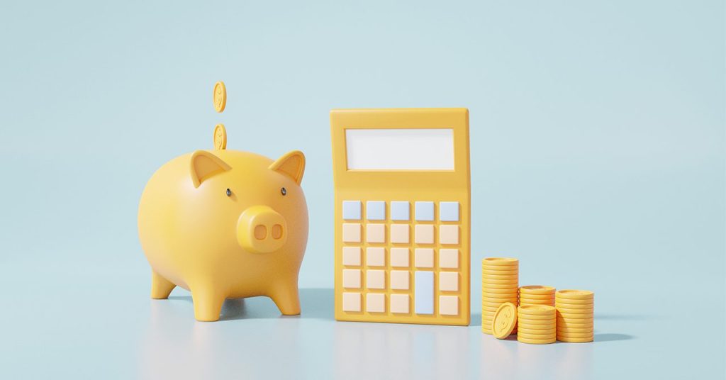 お金にまつわる話を想起させる、豚の貯金箱、電卓、コインのビジュアル。