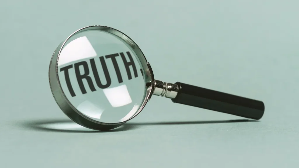 虫眼鏡でTRUTHを覗く画像