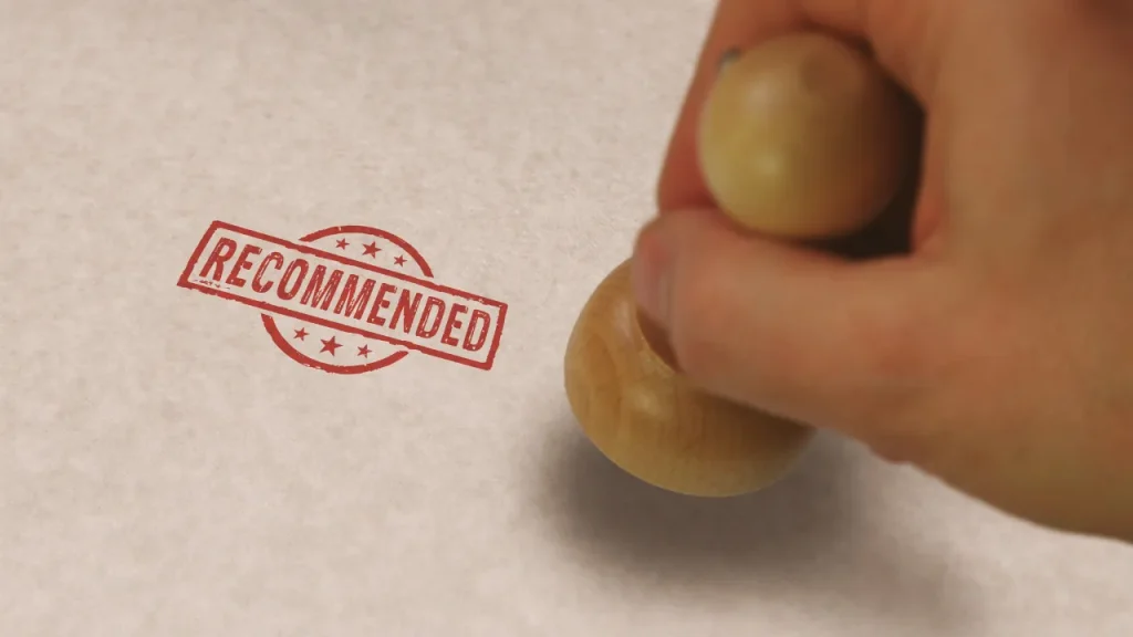 RECOMMENDの判子を押してる手の画像