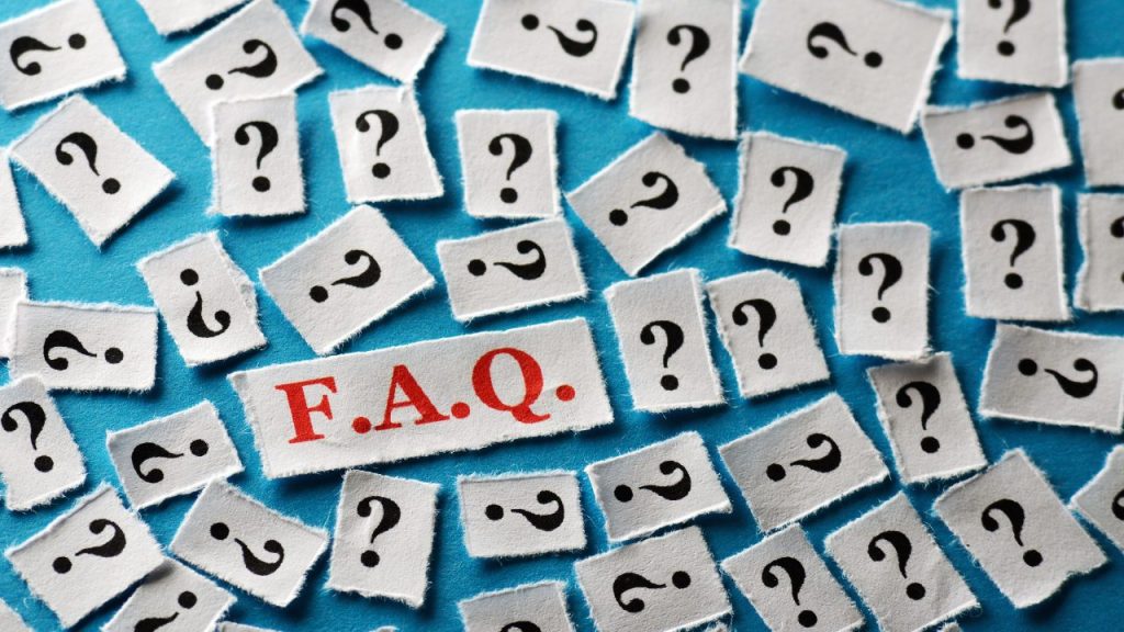 たくさんの黒い？の中に赤でF.A.Q.と書かれた紙がある画像