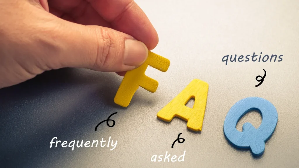 積み木のFAQとFを掴んでいる男性の手