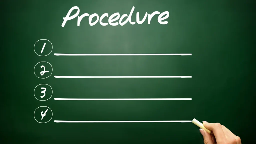 黒板で手順を書いている手の画像