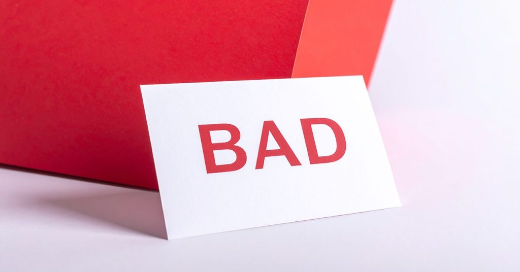 「BAD」の文字が入ったカードのビジュアル。