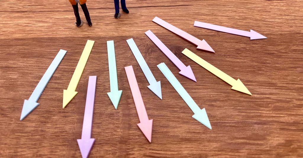 複数の矢印の付箋が置かれたビジュアル