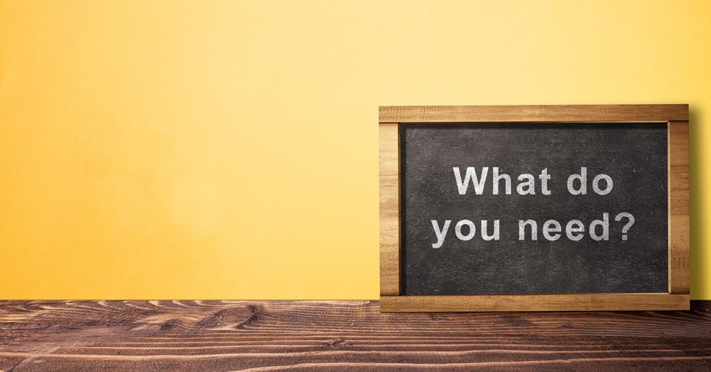 「What do yu
 need?」の文字が書かれた黒板ののビジュアル。