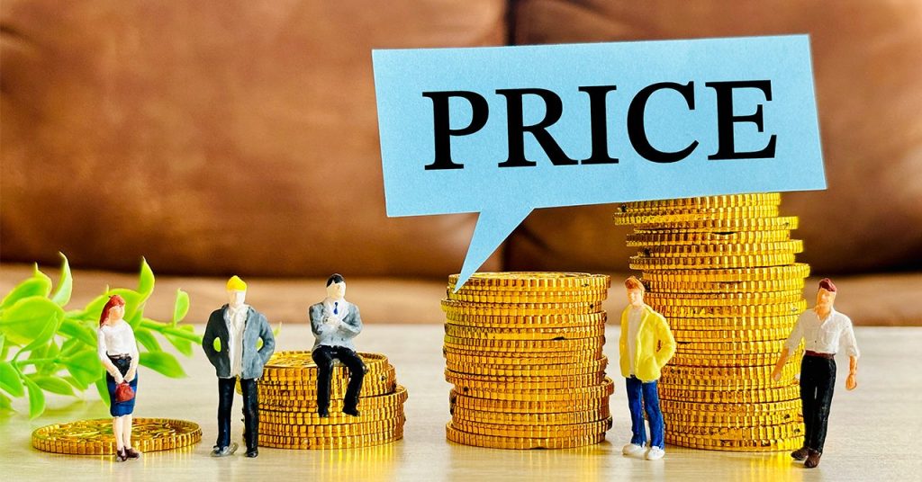 「PRICE」の文字とコインが積み重なった画像。お金に関わるイメージビジュアル。